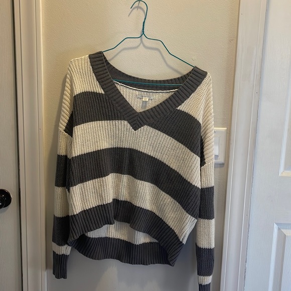 gray and white sweater - Picture 1 of 3